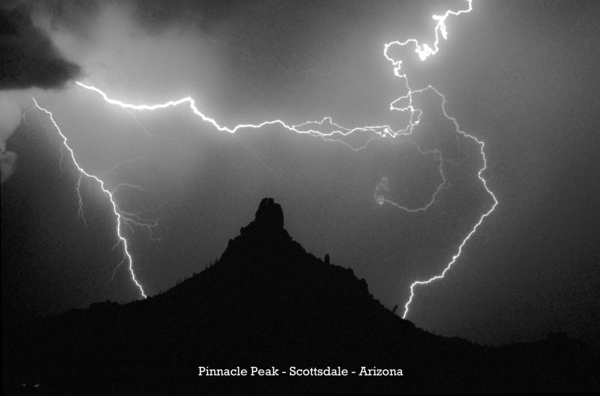 Pinnacle Peak Surrounded by Lightning Bolts Limited Edition Téléchargement Numérique