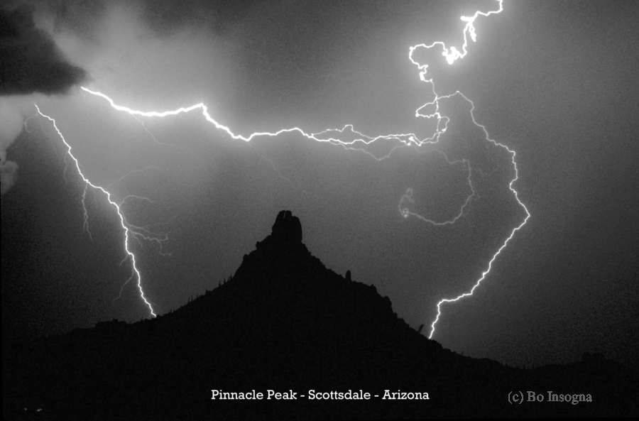Pinnacle Peak Surrounded by Lightning Bolts Limited Edition  Imprimer