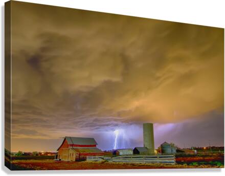 Thunderstorm Hunkering Down On Farm  Impression sur toile