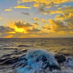 Ocean Sunset: Captivating Waves & Golden Sky Bliss