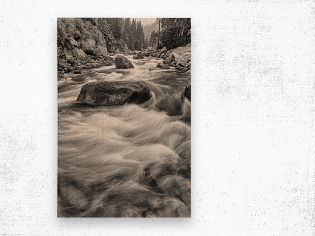 Rocky Mountain Streaming in Black and White Impression sur bois